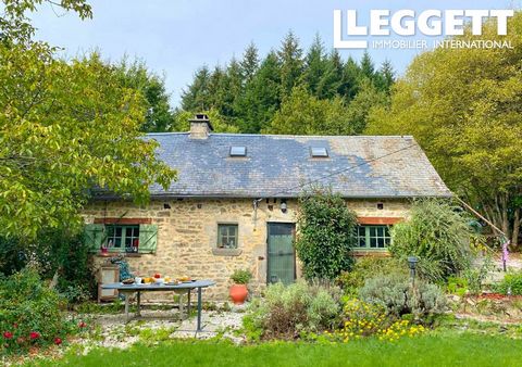 A33360JHC19 - Mooie fermette bestaande uit op de begane grond: zitkamer, keuken / eetkamer, bijkeuken, toilet. Boven: twee slaapkamers, badkamer. Aangrenzende broodoven omgetoverd tot zelfstandig gastenverblijf met één bed, tuin met bovengronds zwemb...