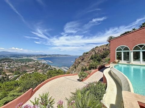 GRAND LUXURY VILLA of 496 m2 in ABSOLUTE QUIET with SWIMMING POOL and POOL HOUSE, on a LAND of approximately 2200 m2. With an IMPRESSIVE SEA VIEW to be discovered in every part of this Villa, inside and out. Located in a very prestigious and secure d...