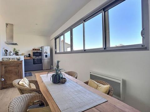 33000 - BORDEAUX - SAINT-SEURIN-CROIX BLANCHE - IDEAL PATRIMONIAL INVESTMENT or FIRST PURCHASE. Located in the highly sought-after district of SAINT-SEURIN / CROIX-BLANCHE, this BRIGHT and COSY apartment with a floor area of 61m2 offers a pleasant LI...