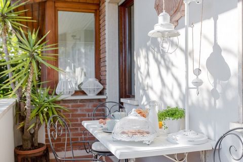 Bienvenue à la Villa Marygrace, située à l'étage d'une charmante villa à Forte dei Marmi, à seulement 2 minutes à pied de la plage. Cet appartement chaleureux dispose d'une entrée indépendante, vous garantissant un séjour paisible. La charmante propr...