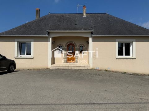 Cette grande maison qui borde la rivière avec un grand terrain.