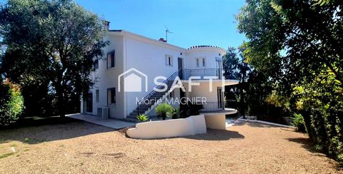 Rare sur le secteur, belle villa d'architecte vue mer entièrement rénovée T7 de 266m2 - 5 chambres en suite, avec piscine, parkings, sur un terrain de 1550m2 arboré et clôturé - ANTIBES proche commerces et plages