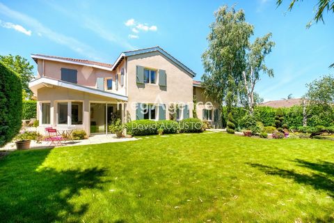 BEAUX VOLUMES, 5 CHAMBRES ET TERRAIN DE 900M2 AU CALME
