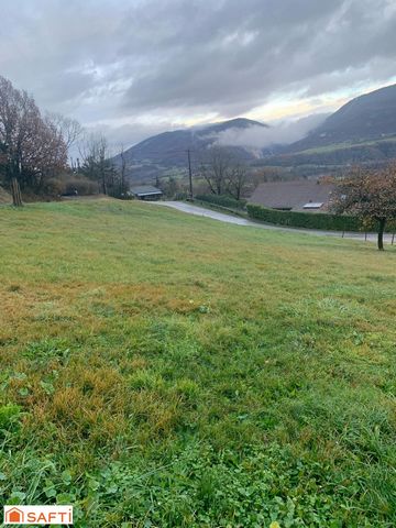 A vendre très beau terrain constructible de 1932 m2.