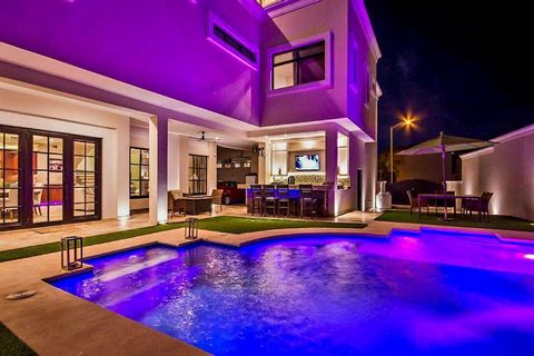 RÉSIDENCE DE LUXE À VENDRE À MAZATLÁN Résidence de luxe à Mazatlan Emplacement Mazatlan, Sinaloa – Quartier résidentiel exclusif. Distribution 5 chambres avec salle de bain complète (principale avec walk-dressing et salle de bain privée). Pièce ouver...