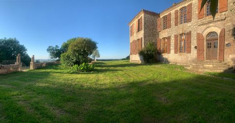 Château du 18ème siècle avec conciergerie, parc arboré et vue panoramique