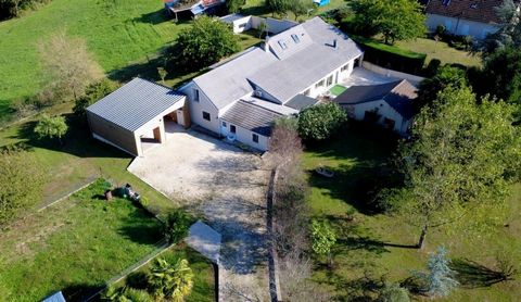 Maison d'environ 240m² 6 pièces avec garages et dépendances