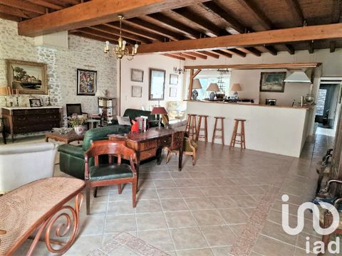 iad France - Magalie MURAIL vous propose: Maison de ville en pierre 180 m² à Bourcefranc-le-Chapus Laissez-vous séduire par cette superbe maison de ville pleine de charme située à Bourcefranc-le-Chapus. Construite en 1948, cette propriété offre une s...