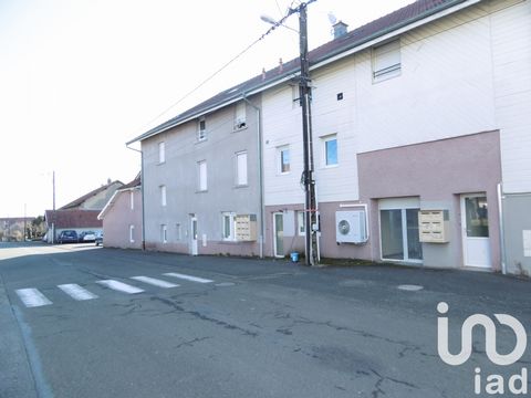 iad Frankreich - Pascal Biguenet bietet: Eine T.4 Maisonette-Wohnung, bestehend aus einer zum Wohnzimmer hin offenen Küche, 3 Schlafzimmern, Bad, WC, Keller, Parkplatz. Diese Unterkunft befindet sich in idealer Lage im Zentrum der Stadt, in der Nähe ...