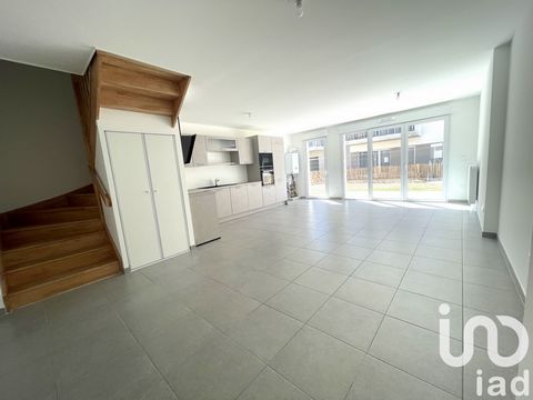 iad France - Delphine Lair vous propose: ** GROSSE BAISSE DE PRIX** Située à Nieul-sur-Mer, cette magnifique maison neuve de 109m², construite en 2025, offre un cadre de vie exceptionnel pour une famille à la recherche de confort et de modernité. Ave...