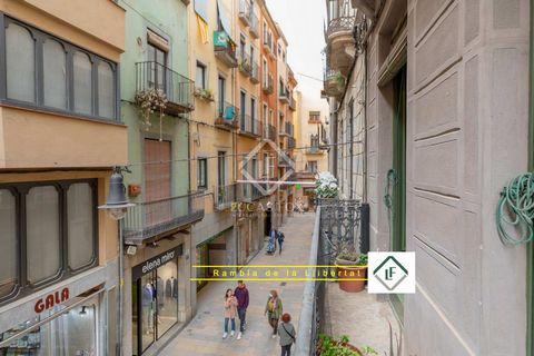 Lucas Fox presenta este piso completamente renovado situado justo al pie de la Rambla y del emblemático río Onyar, en una de las mejores zonas del Barri Vell, el centro comercial histórico y de ocio de Girona. Esta amplia vivienda cuenta con fachada ...