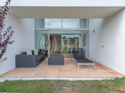 1-bedroom villa, 75 sqm (construction gross area), with communal garden and swimming pool, in the Bom Sucesso Resort gated community, in Óbidos. The villa, designed by Architect Nuno Graça Moura, stands out for its light thanks to the excellent south...