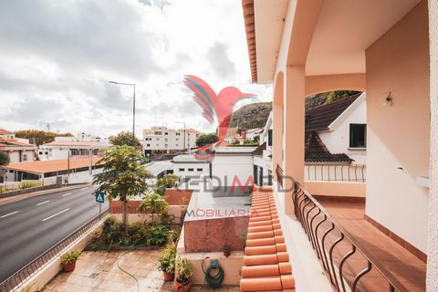 House T5, in the center of the City of Machico, close to all services and 5 minutes from the sandy beach. On the 1st floor we have an entrance hall, common room, kitchen, a bathroom, barbecue, covered garage for 2 cars, laundry and backyard. On the 2...