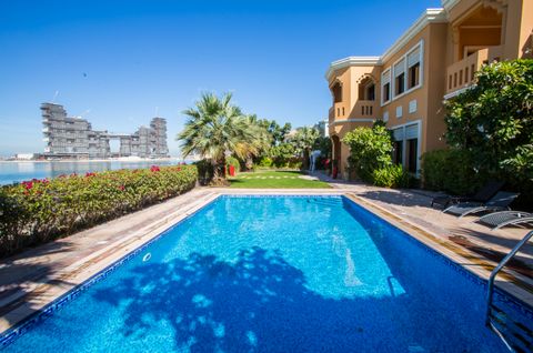Вилла с 6 спальнями для аренды в Дубае, на берегу Пальма Джумейра. Гости смогут насладиться частным бассейном, песчаным пляжем и потрясающим видом на горизонт Дубая, находясь по соседству с совершенно новым торговым центром, известным отелем Atlantis...