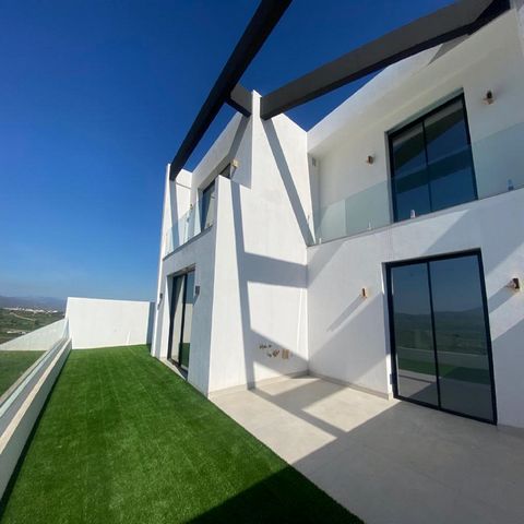 Complex of five townhouses in the final phase of construction (95%), with the best qualities, two of which remain for sale, with spectacular views of the Guadalhorce valley. The townhouse is made up of 275 m 2 bedrooms, 3 bathrooms and garage. The qu...