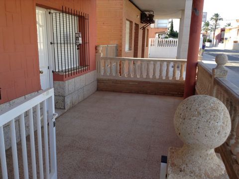 Bargain Ground floor typical spanish bungalow for sale in Los Urrutias beach resort, located close to the beach. The property is in need if some TLC to make it pristine to live in and enjoy. Los Urrutias is a holiday town located near the Mar Menor b...