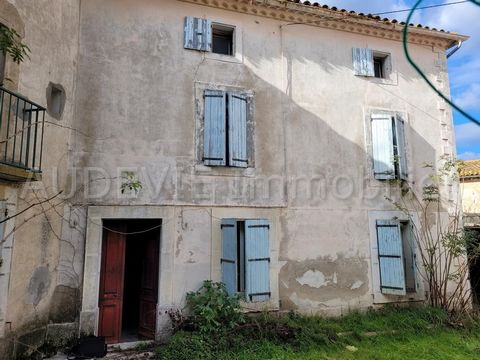 Summary Charming property to restore, the roof is recent and connected to the mains. About 220m² usable space on 3 floors. Partial co-ownership: 9 lots, annual charges: 0 € Closed garden of about 70m² with original iron fence in front. Charming prope...