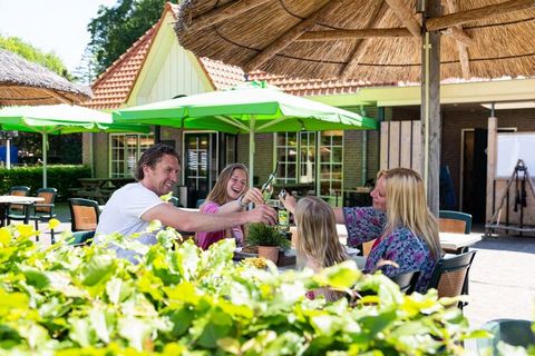 Dit moderne, luxe chalet staat op het natuurrijke, in 2021 geopende vakantiepark Resort Veluwe. Het ligt op 2,5 km. van het kleinschalige, gezellige centrum van Garderen, 22 km. ten westen van de stad Apeldoorn, op de mooie Veluwe. Het chalet is mode...