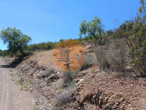 Rustikales Land mit 12.800 m2, in der Nähe von Corte do Gago, in Castro Marim - Algarve. Land hat hervorragende Sonneneinstrahlung, mit einigen Bäumen. Ruhige und friedliche Lage, mit einem ausgezeichneten unverbaubaren Blick auf die Algarve-Hügel. N...