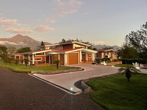 This spectacular property is located in the tranquil Sisa Pacha community, in the Ilumán sector, a few minutes from the city of Cotacachi. It has amazing views of Mount Cotacachi and Mount Imbabura. ​The 259.6m2 building is located on a large plot of...