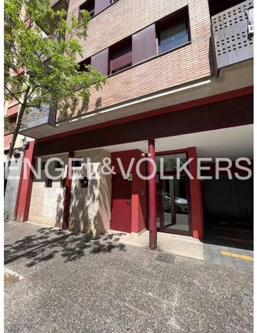 LARGE COMMERCIAL PROPERTY IN GIRONA This is a great opportunity to acquire a large commercial property in a privileged location in Girona. This spacious and bright property, located in the Santa Eugenia area, has a surface area of 144 m2 and offers a...