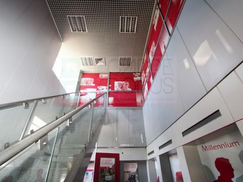 Joint sale of 2 stores in the Shopping Center d'Amora. Excellent location next to the entrance of the Mall (on the left) and another interconnected with staircase to the upper floor. It has an elevator. Commercial space in composed of large space and...