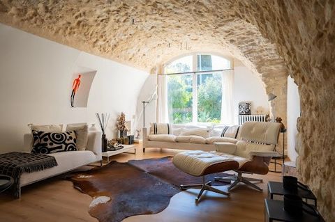 Located in Roquefort Les Pins, on the garden level of an old building from the 18th century divided into co-ownerships, former stables skilfully rehabilitated into a loft and renovated and redesigned by an interior designer with a certain taste. It b...