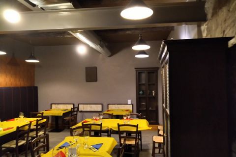 Center: We offer commercial premises, formerly used as a restaurant. You give in with all the equipment. Composed on the ground floor of 271 square meters with 3 toilets plus typical ancient tuff cellar of 92 square meters. Electrical system, air rec...