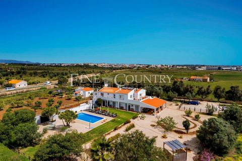 Nestled just 5 minutes from the scenic Carvoeiro and Lagoa beaches, this exquisite property boasts 6 en-suite guest rooms and separate living accommodations for owners or managers. With a 495m2 build area, indulge in a spacious lounge, pool views fro...
