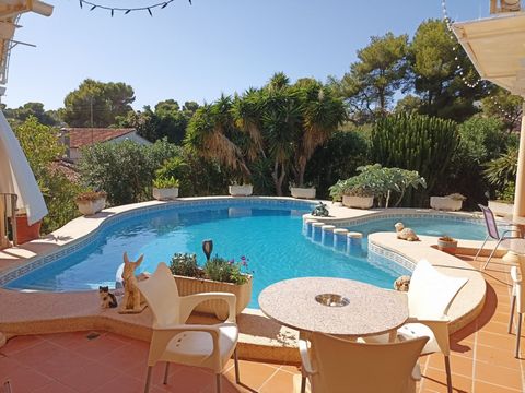 For sale Villa / Restaurant in Moraira, with pool, on a flat corner plot of 1.334 m2. Very good location and can be bought to have your own restaurant or to be used as a villa, doing some work. Not in the main coastal road. A few meters from services...