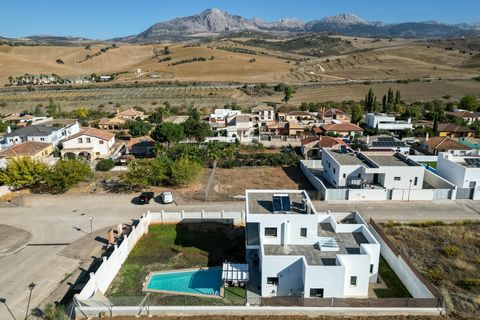 Dream Home in Casabermeja, Malaga Welcome to your newly constructed villa, ready for you to move in. Built in 2023, this property is located in the breathtaking landscape of Casabermeja, Malaga. With its sleek design, spacious interiors, and panorami...