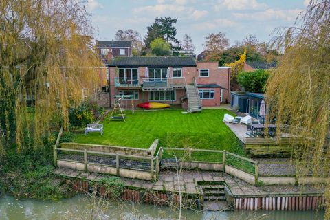 Superbly modernised detached family home in a peaceful location in the village of Barford with the garden running down to the River Avon. This home has been completely renovated and modernized and provides superb, contemporary accommodation. The stun...