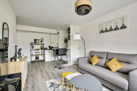 Enjoy this elegant studio with a unique décor characterised by old-fashioned antiques that leave you in touch with nature. Located near Paris La Défense, this unique accommodation guarantees a quality stay with its fully equipped kitchen (oven, washi...