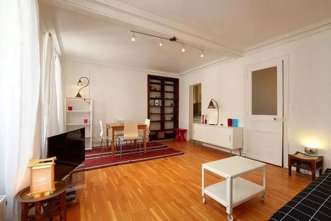 This apartment is an apartment of 45 square meters located rue de Malte in the 11th district of Paris a few meters from the Place de la République. It is located on the 3rd floor without elevator. It offers a living/dining room with a sofa bed that c...