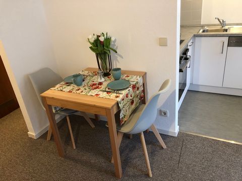 Well-kept 1-room apartment in a quiet apartment house near the university of applied sciences, goldsmith school, wild park. 5 min. to the A8, 50 m to the bus stop. All stores for daily needs are about 1.5 km away, to the city center about 1 km. The a...