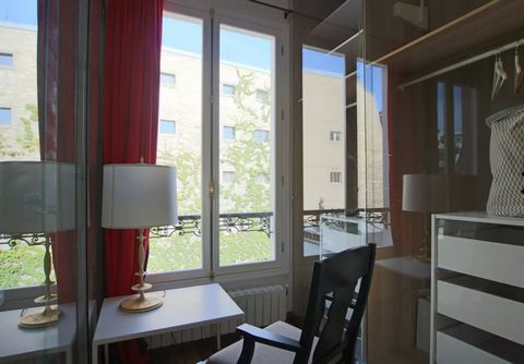 New flat in the 16th district, avenue Mozart. Freshly decorated and tastefully furnished, the living room is bright and spacious. The flat, which was completely renovated in 2019, is 110 m² and includes a living room, a dining room, 3 bedrooms, 3 bat...