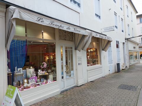 Location number 1 for this business in the heart of town in a pedestrian passage in Vichy: 54 m2 with 2 large windows, office, reserve in the basement, toilet with sink. Very high ceiling. Custom-made and beautifully crafted presentation furniture. S...