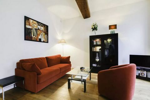 This 42 square meters apartment is a 2 room apartment located in the rue du Dragon in the 6th arrondissement of Paris, a few steps from Saint-Germain-des-Prés. It includes a living/dining room, a bedroom, a fully equipped open kitchen and a bathroom....