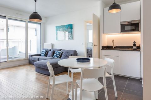This apartment located on the 10th floor of a very modern residence can comfortably accommodate 4 people. It is composed of 2 bedrooms, each with its own bathroom. A terrace of 20m2 on the same level as the living room allows you to enjoy a real outs...