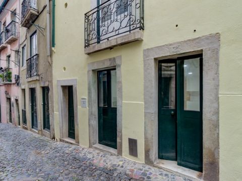 Shop with 50m2, and terrace on the street, on Rua do Salvador, a pedestrian street, in the heart of Alfama, 2 steps from Portas de Sol. This store has been completely restored and is free and vacant. The store has a bathroom Located in the heart of A...
