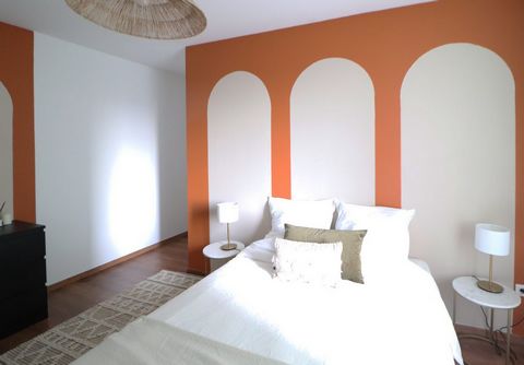 Welcome to Lille! It is in the quiet and warm district of Bois-Habité that is located this beautiful room of 14 m² to rent. Its timeless decoration, with white and orange colors, raised by arches, will amaze you! This room has a large sleeping area, ...