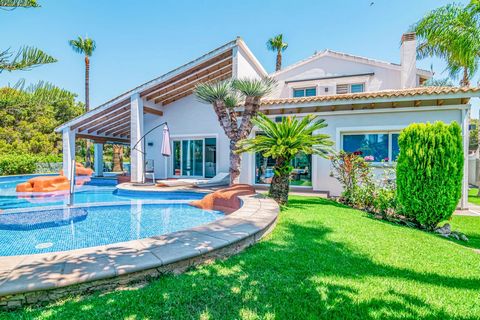Incredible villa in a privileged residential area of Benidorm. With an exquisite garden design embracing a large surrounding swimming pool, this residence is spread over two floors and a semi-basement which houses an open plan kitchen, living room, c...