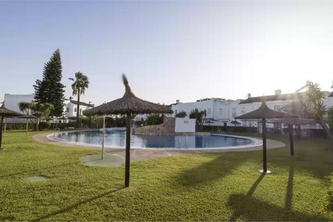 This lovely duplex, located in the La Barrosa area and with access to a shared pool, playground, and sports areas, has space for 6 guests. The exteriors of the property are ideal for enjoying the southern climate. In the communal areas, you will find...