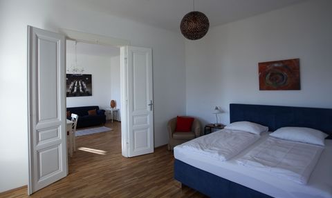 Bright, cozy apartment with bedroom, kitchen and living room. Up to 4 people are invited to sleep and work comfortably as well as enjoy the silence and the beautiful view to the baroque park Augarten. Surroundings: Your apartment enjoys a central but...