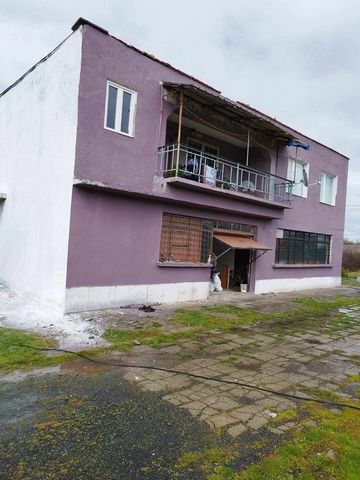 Vendesi immobile composto da un secondo piano separato di una casa e da un cortile adiacente nel terreno del villaggio di Sedefche. La casa è una vecchia costruzione in mattoni. Il piano in vendita ha una superficie edificata di 240 mq. ed è composto...