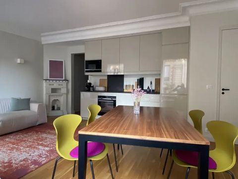 The flat is so central that many sites are within walking distance. There are 1 taxi rank and 4 Vélib stations in the immediate vicinity, as well as the Étienne Marcel (4), Sentier (3), Louvre-Rivoli (1) and Pont-Neuf (7) metro stations, and the Chât...