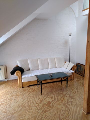 The furnished flat on the 3rd (and top) floor of this house in Bonn's Weststadt is ready for occupancy from October, possibly even a few days earlier. It is open plan and flooded with light, white and wood tones dominate. Accents are set by a light g...