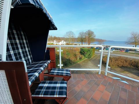 Accommodation information The BEACH HOUSE is a gorgeous 70 sqm 2-room design apartment with a unique view of the Flensburg Fjord and private parking directly in front of the door. The spacious balcony offers you a unique panoramic view of the beach a...