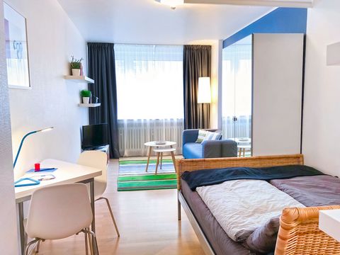 Modernes Apartment mitten im trendigen Medienhafen. Schöner Wohn- und Schlafbereich mit Doppelbett. Voll ausgestattete Küche; schnelles WLAN, separates Bad mit Wanne. In zweiter Etage mit Lift. Das Apartment liegt in einer ruhigen Seitenstrasse direk...