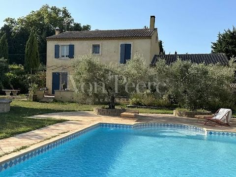 Village house with a charming garden in Paradou. Located a 3-minute walk from the village center and its shops, it consists on the ground floor of a beautiful living space: an open kitchen, dining room, living room with fireplace and exposed beams, w...